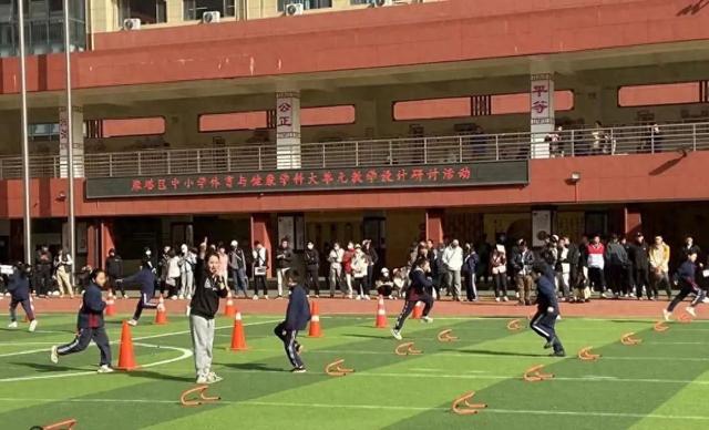 济南市美里湖第三谈球吧小学